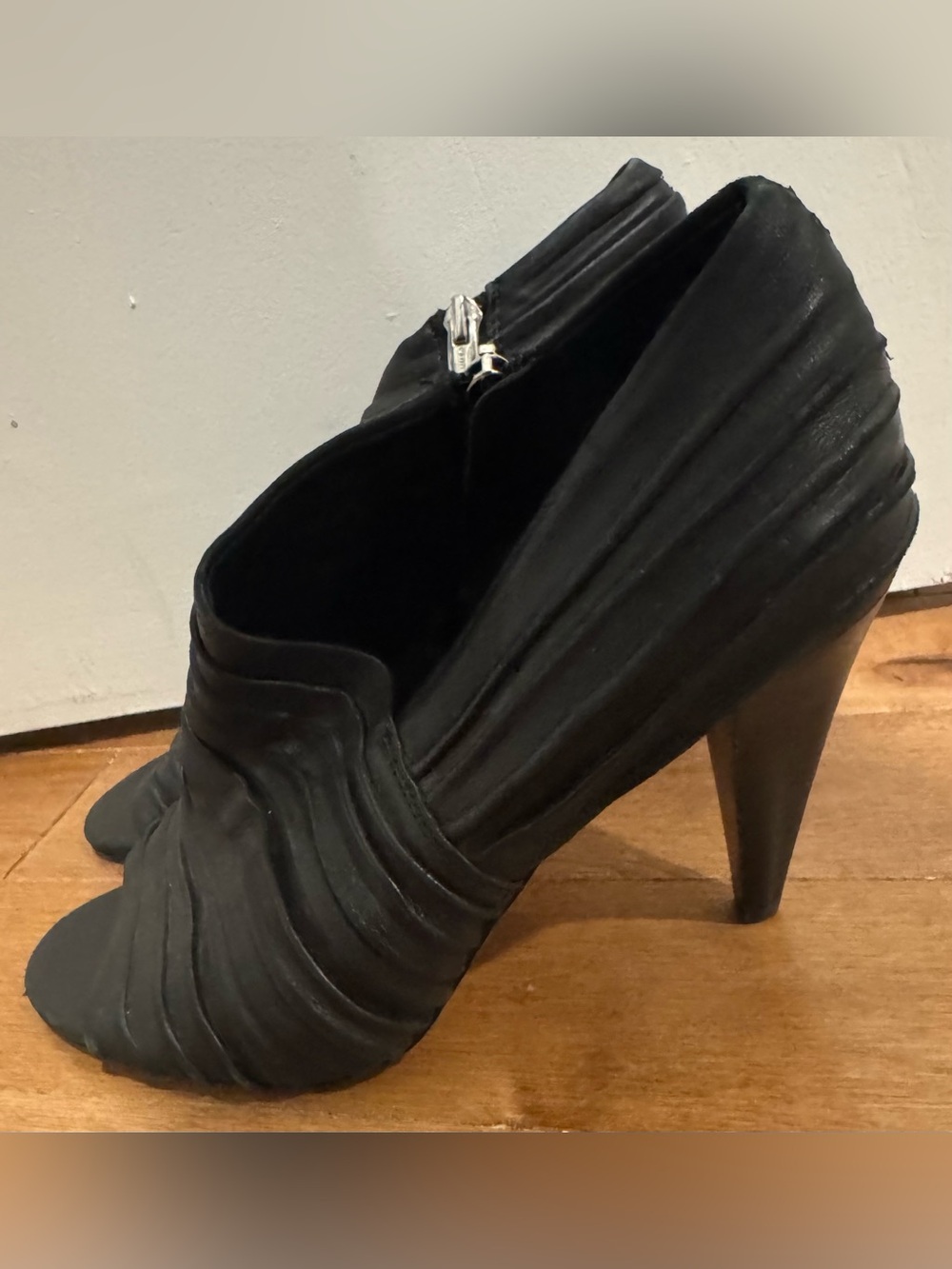 Vince Camuto Leather Anara peep toe bootie shoe black heel party street ankle 10